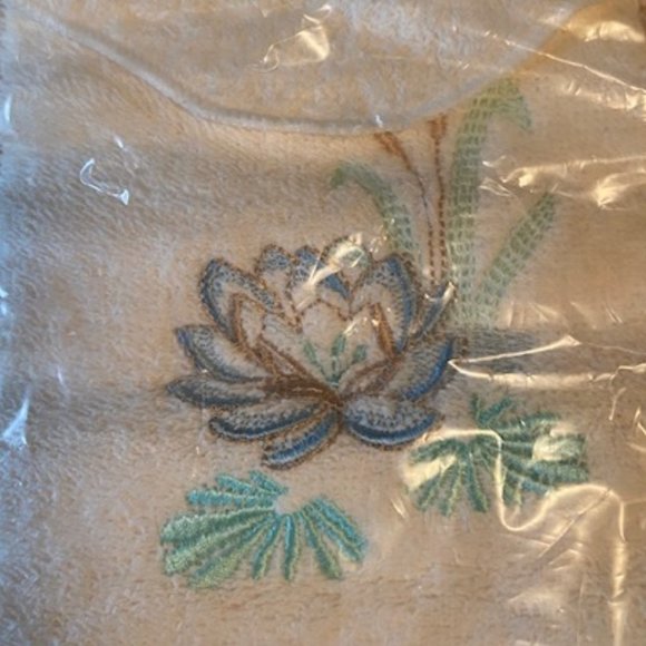 2/$40 Contessa Three piece towel set New - Picture 2 of 6